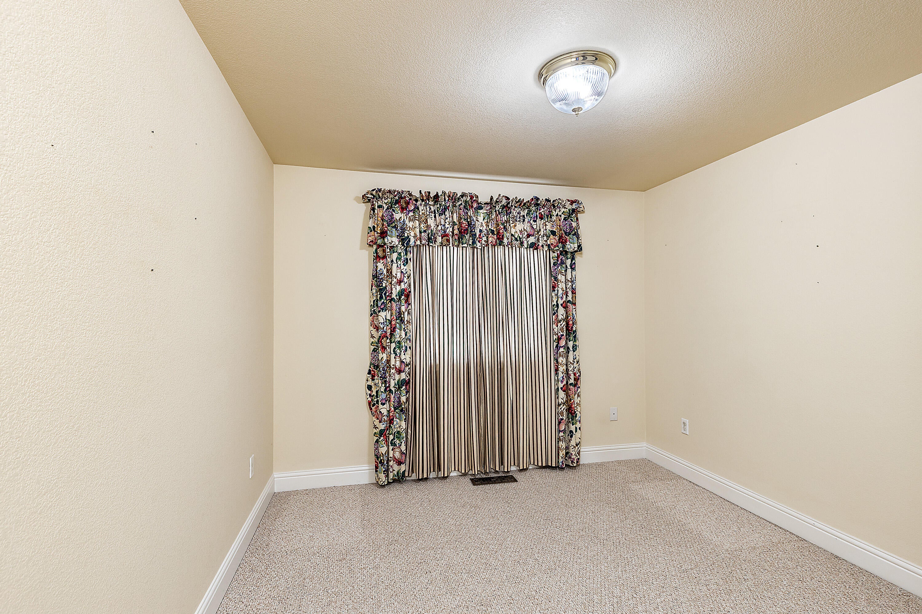 4376 Innsbruck Ridge Medford, OR 97504 - Photo 39 of 51 Bedroom 4
