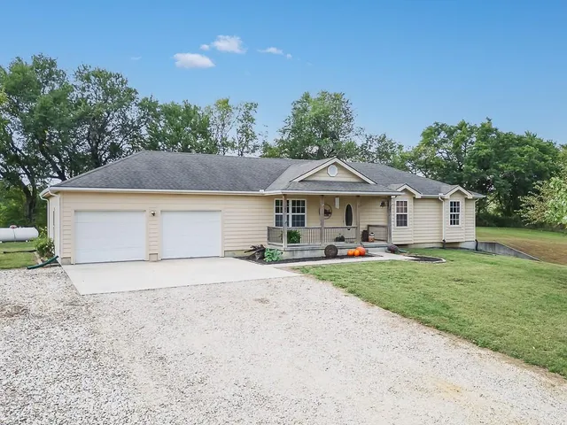 $459,950 | 25011 Garrett Road, McLouth, KS 66054