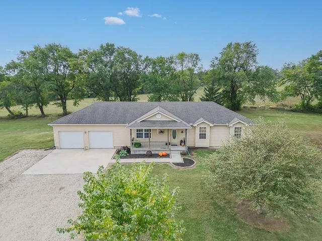 $459,950 | 25011 Garrett Road, McLouth, KS 66054