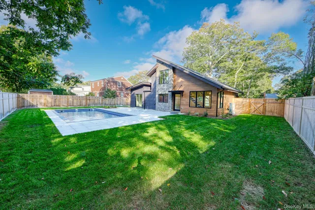 a view of yard with green space