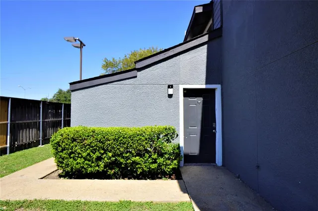 a view of a back yard