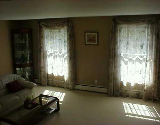 163 McIntyre Road Pittsburgh, PA 15237 - Photo 7 of 8 Living Room.