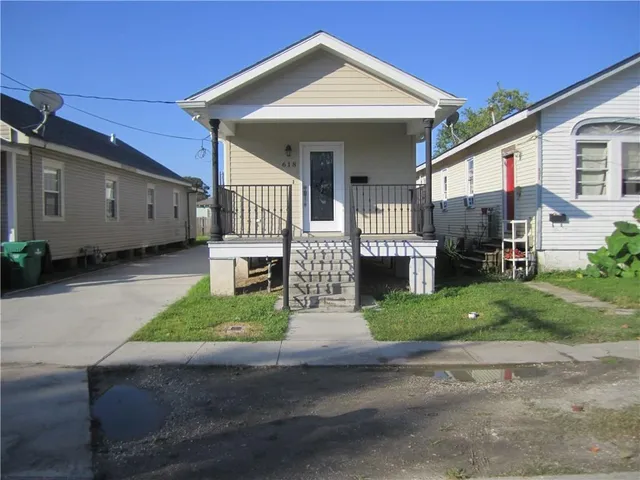$1,600 | 618 Chalmette Street, Harvey, LA 70058