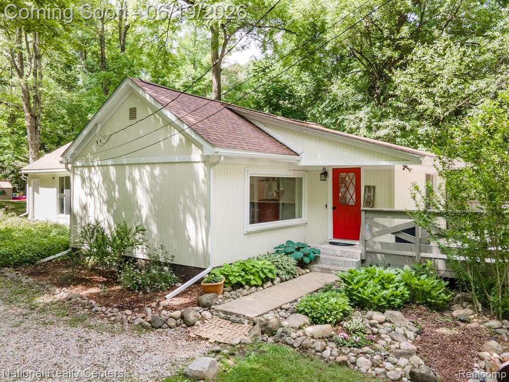 5223 Woodlane Road Clarkston, MI 48348 - Photo 4 of 36