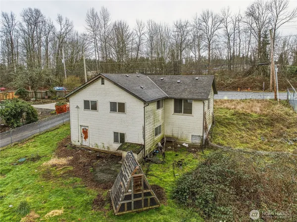 a view of a house with backyard