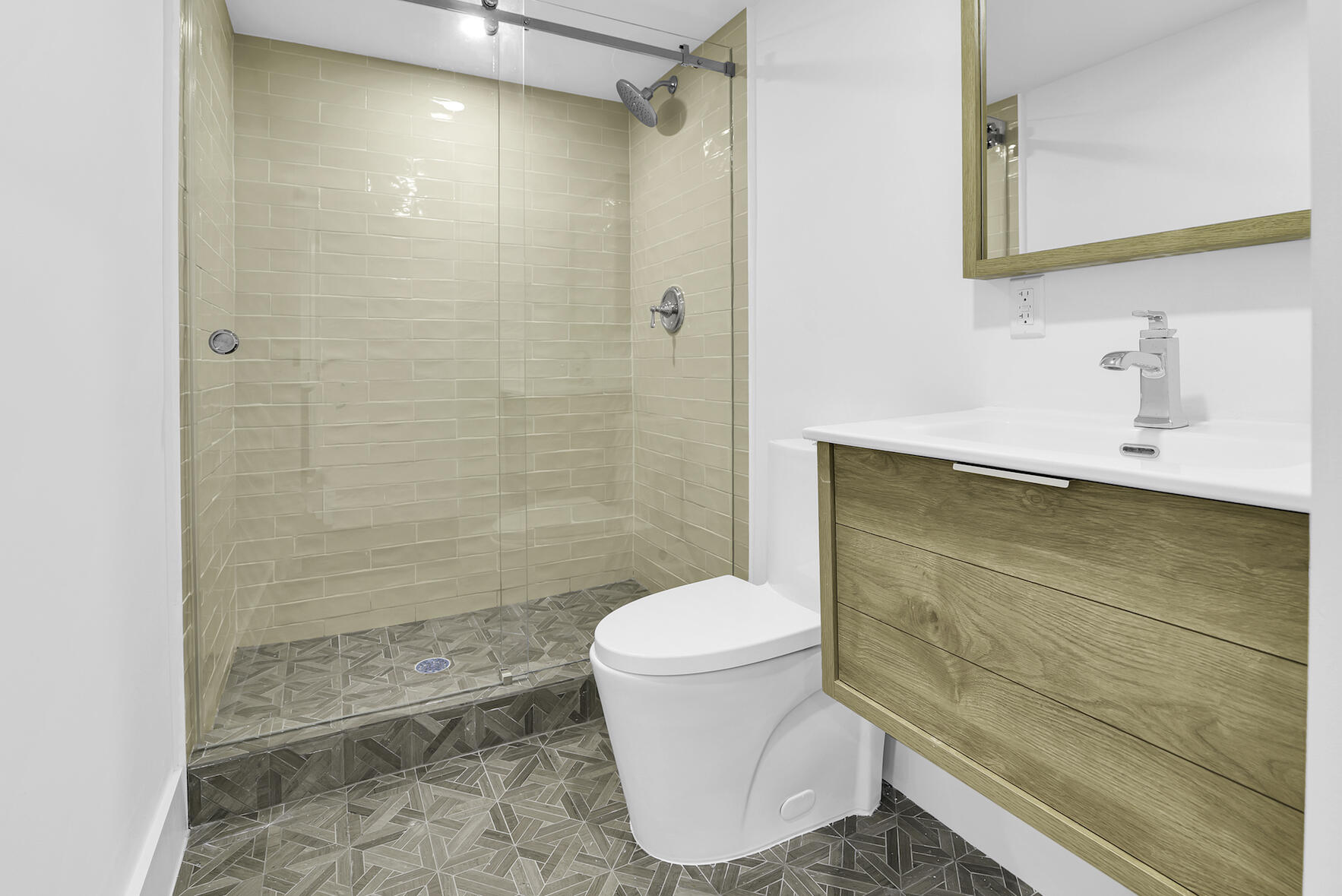 250 South Ocean Boulevard, Unit 2E Boca Raton, FL 33432 - Photo 13 of 24 Guest bathroom