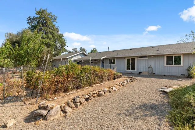 a view of a backyard