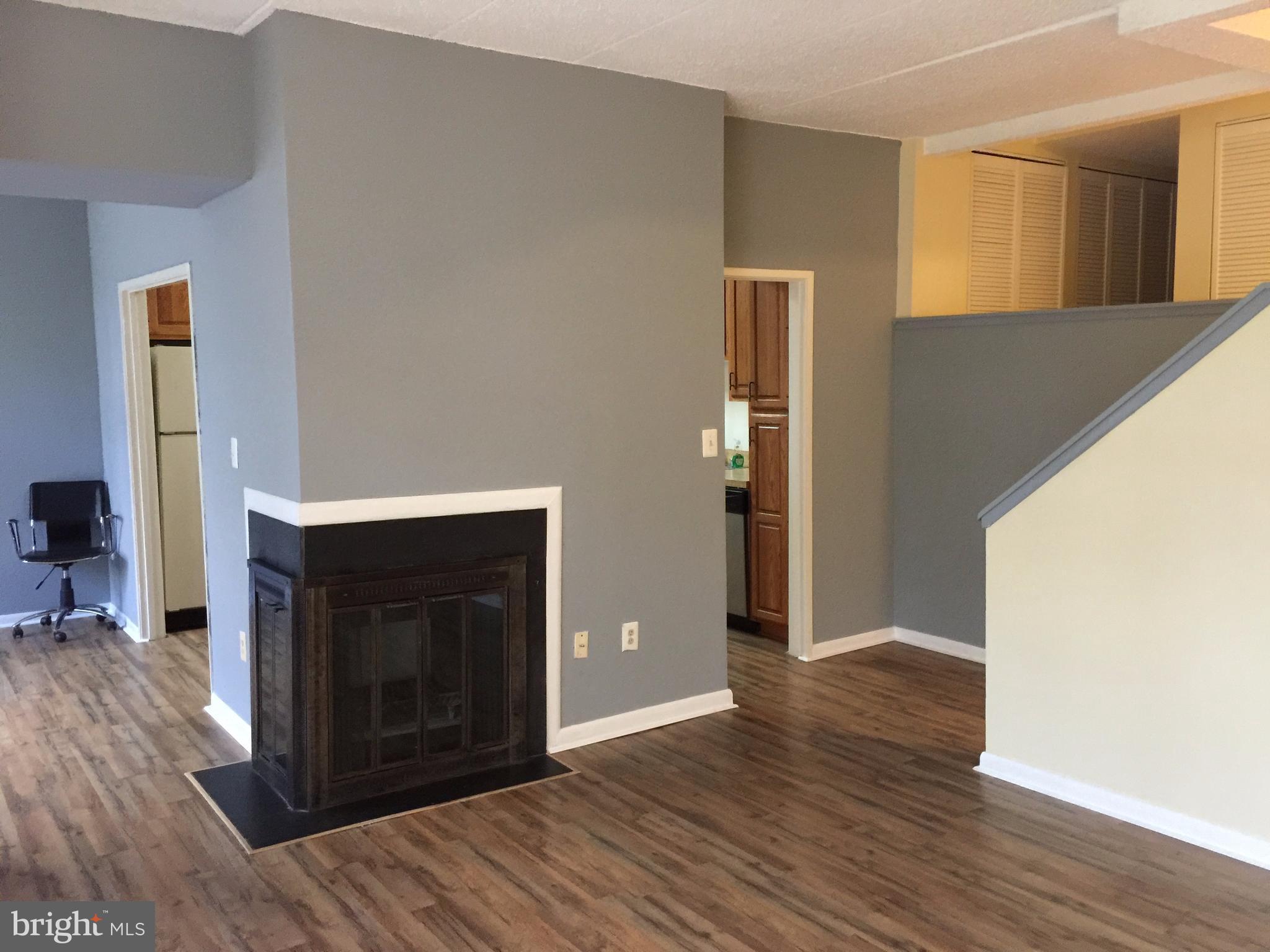11562 Rolling Green Court, Unit 201 Reston, VA 20191 - Photo 4 of 18 Living Room