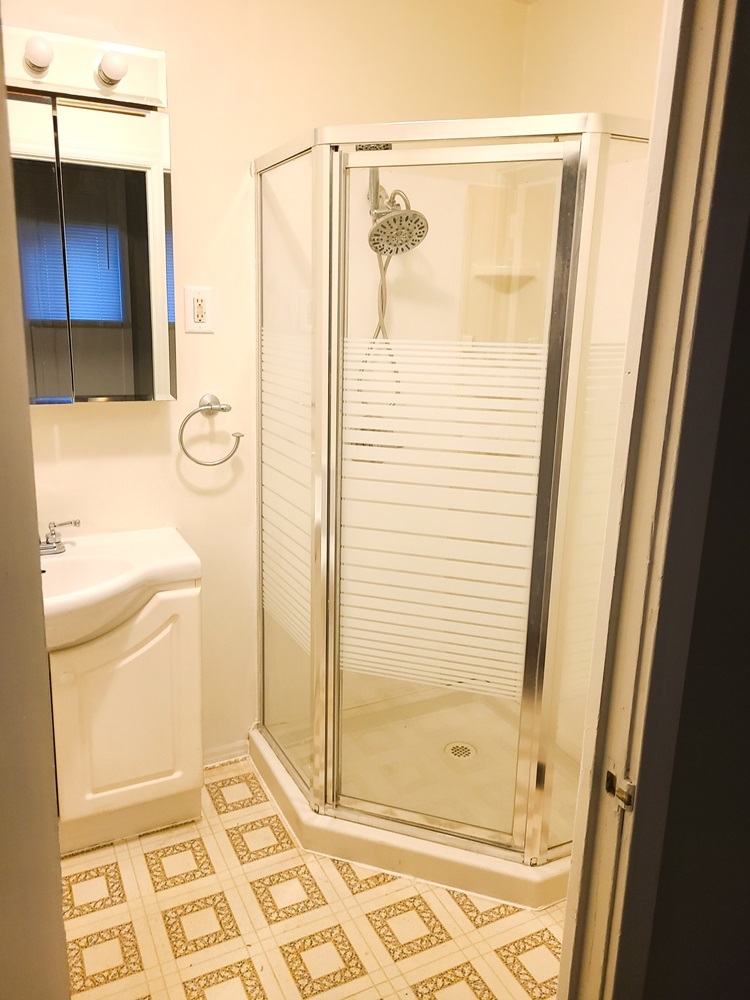 902 West 5th Street Sterling, IL 61081 - Photo 12 of 20 a bathroom with a shower