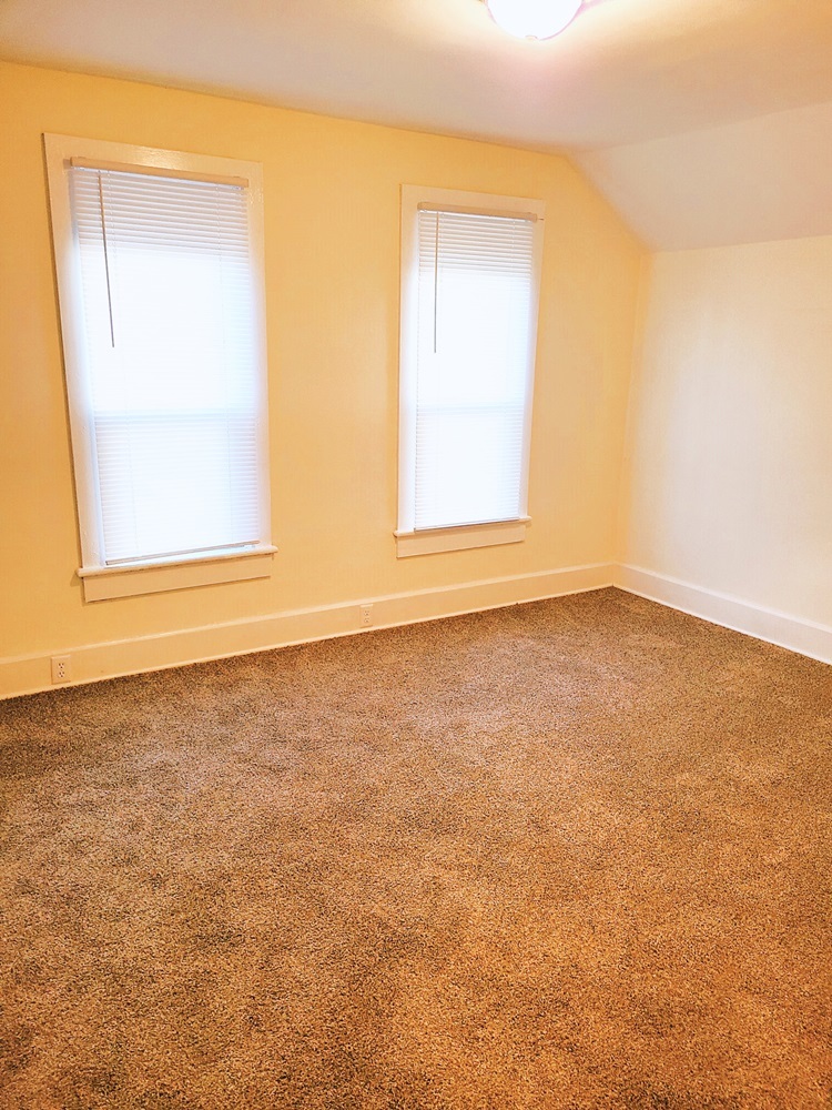 902 West 5th Street Sterling, IL 61081 - Photo 16 of 20 an empty room with a window