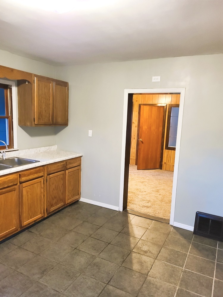 902 West 5th Street Sterling, IL 61081 - Photo 6 of 20 a view of an empty room and window
