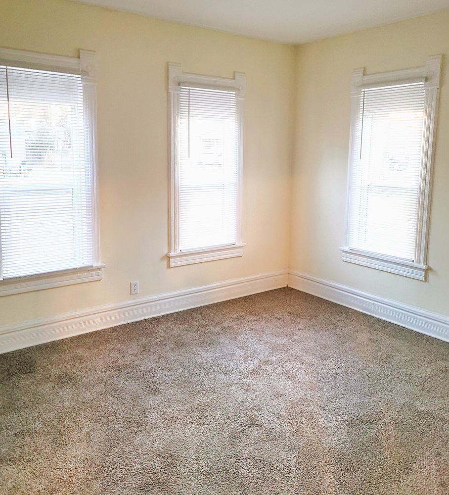 902 West 5th Street Sterling, IL 61081 - Photo 7 of 20 an empty room with a window