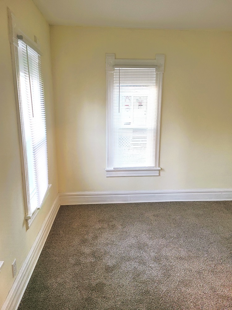902 West 5th Street Sterling, IL 61081 - Photo 8 of 20 an empty room with a window