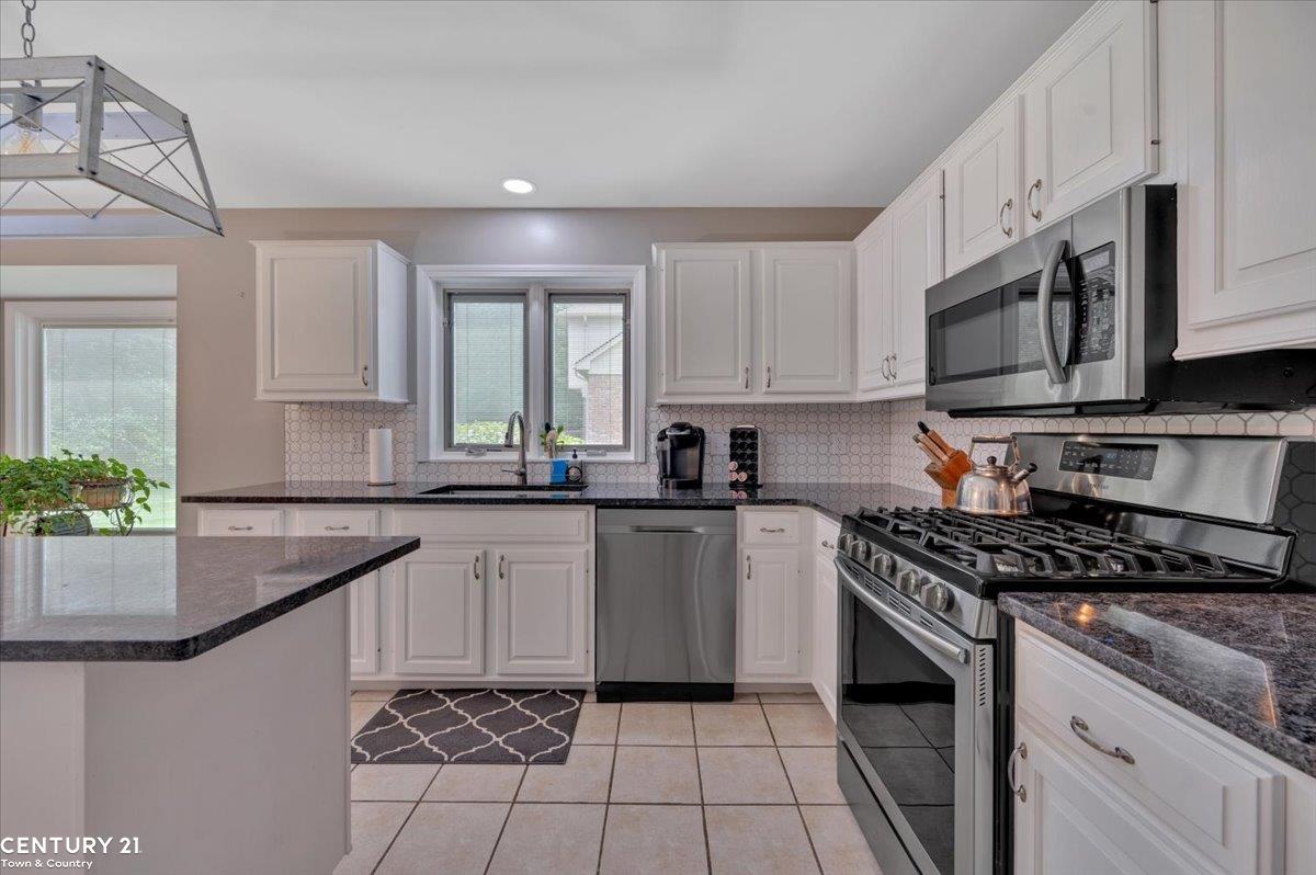 1042 Covington Pl Drive Rochester Hills, MI 48309 - Photo 13 of 40