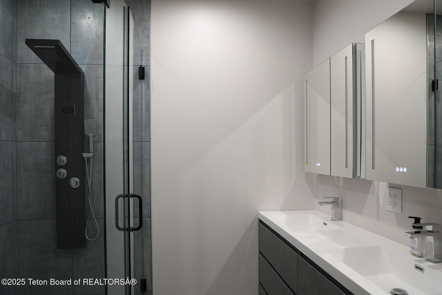 868 Diamandis Drive Alpine, WY 83128 - Photo 13 of 37 868_Diamandis_Drive_Up_Bath