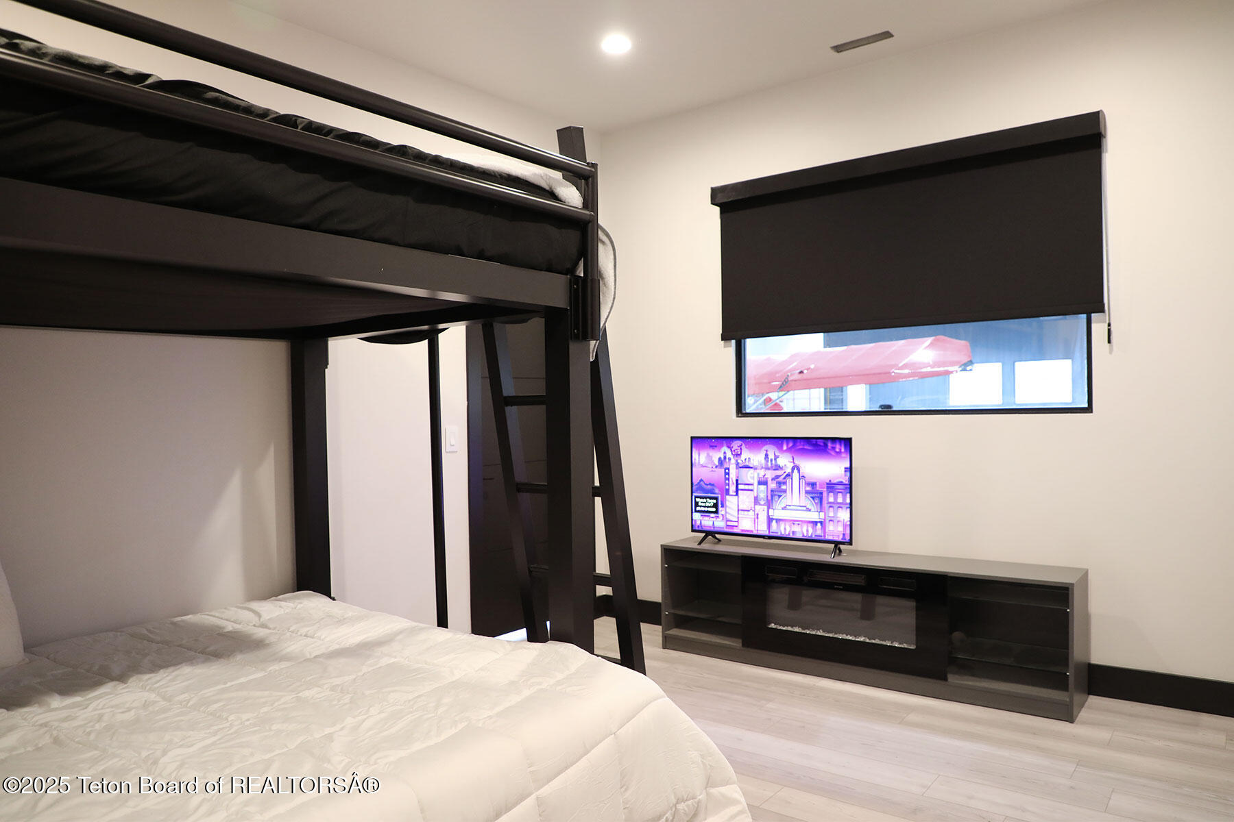 868 Diamandis Drive Alpine, WY 83128 - Photo 14 of 37 868_Diamandis_Drive_Down_Bed