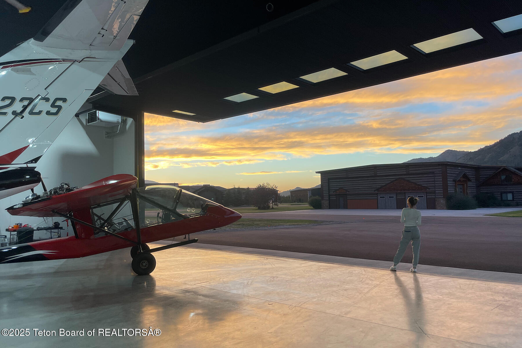 868 Diamandis Drive Alpine, WY 83128 - Photo 34 of 37 868_Diamondis_sunset_open_hangar