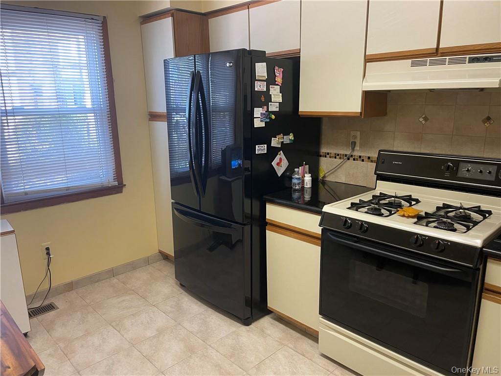 135 West Nyack Road, Unit 93 Nanuet, NY 10954 - Photo 3 of 12 a stove top oven sitting inside of a kitchen