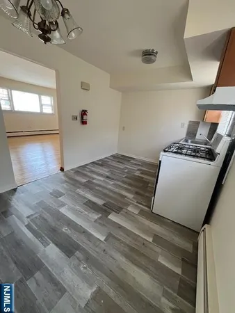 $1,950 | 122 Stuyvesant Avenue, Unit 7, Lyndhurst, NJ 07071
