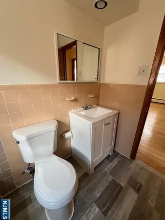 $1,950 | 122 Stuyvesant Avenue, Unit 7, Lyndhurst, NJ 07071