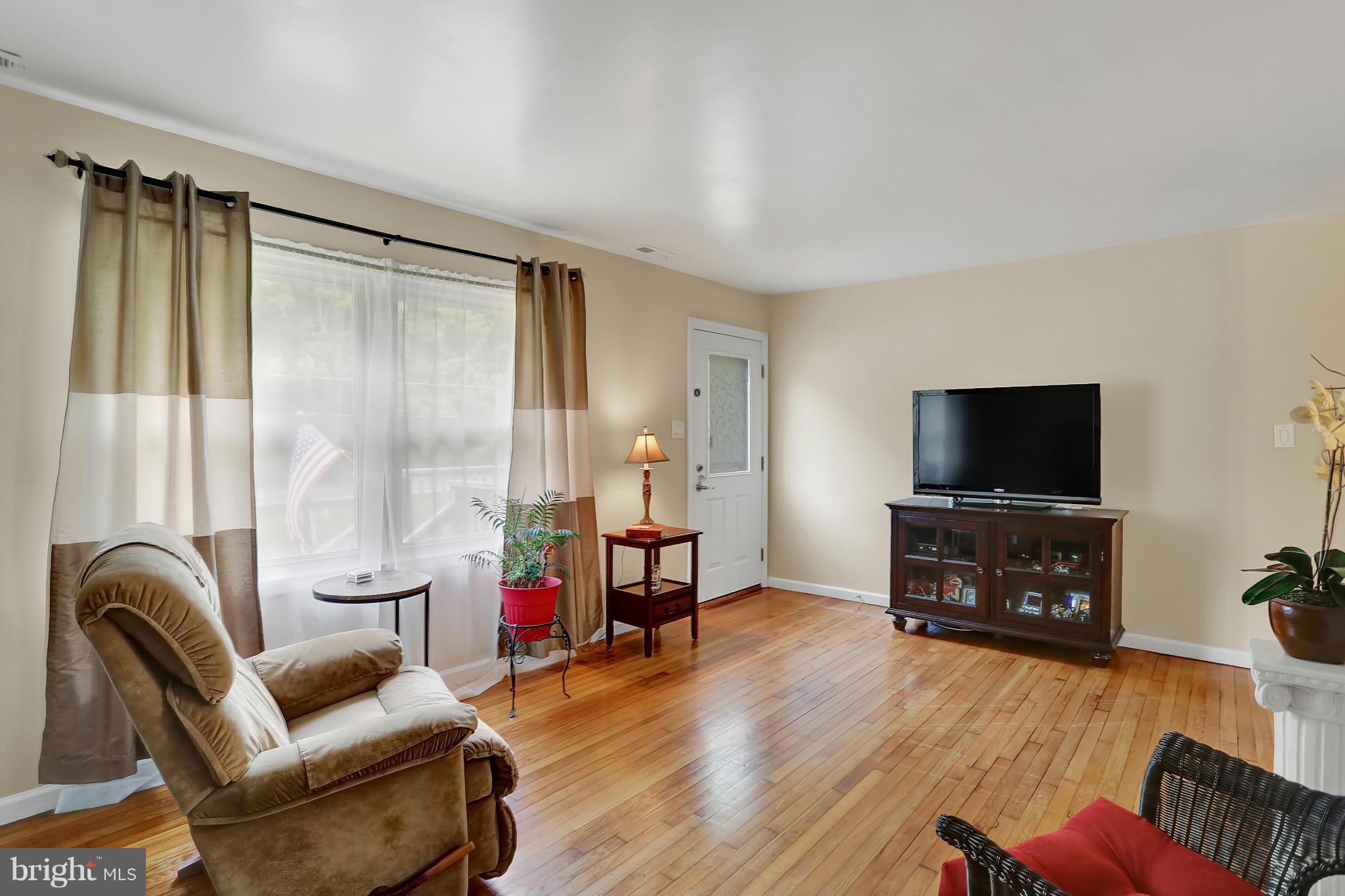 5860 Swamp Circle Road Deale, MD 20751 - Photo 8 of 25 Living Room