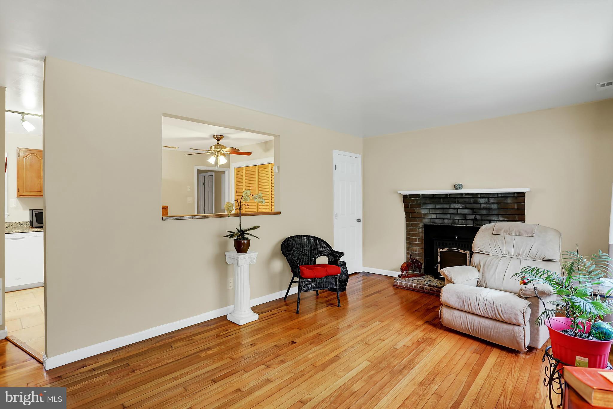 5860 Swamp Circle Road Deale, MD 20751 - Photo 9 of 25 Living Room