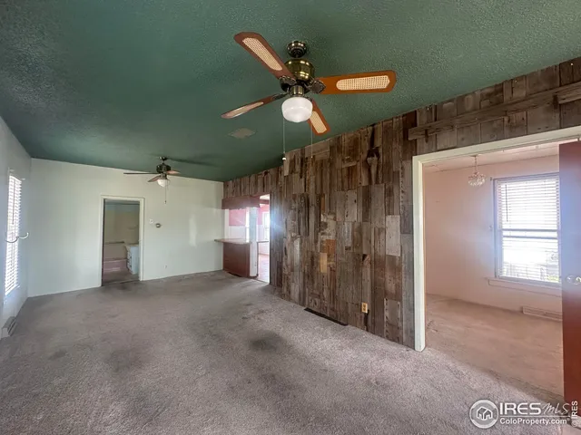 a view of empty room with a ceiling fan