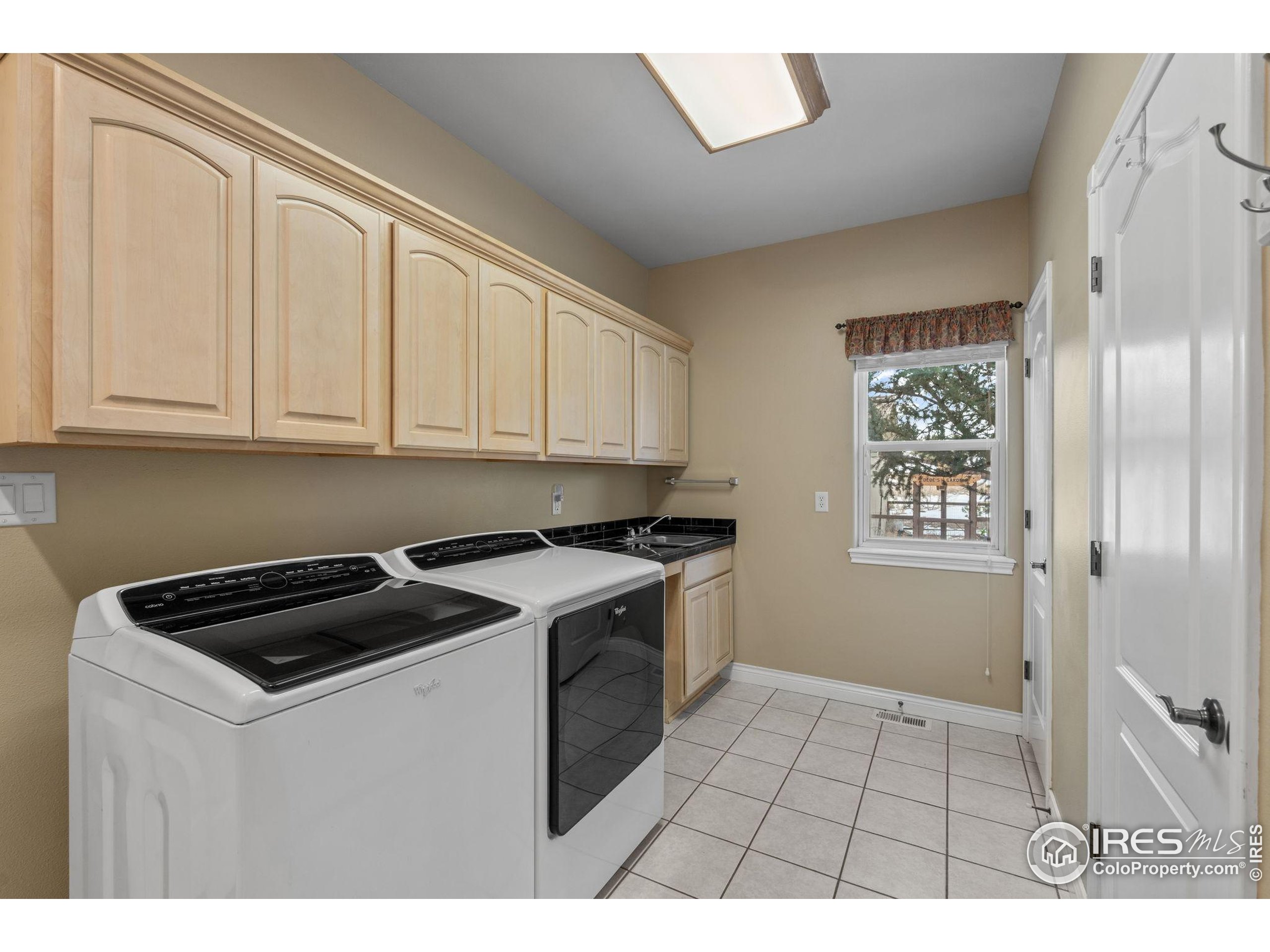 17035 Herring Road Colorado Springs, CO 80908 - Photo 29 of 38 a kitchen with a stove a sink and cabinets
