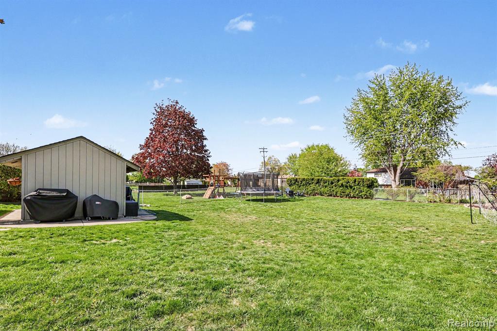 47391 Kathleen Road Macomb, MI 48044 - Photo 22 of 25