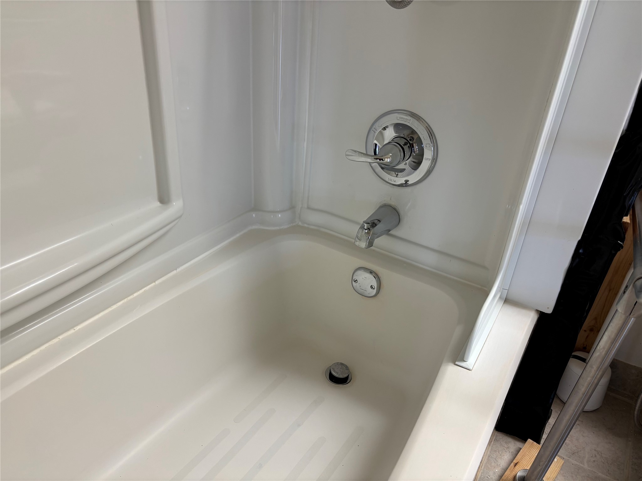 1748 Ohlen Road, Unit 9 Austin, TX 78757 - Photo 24 of 40 Clean and usable tub! This place need a make over but it still looks good enough to live here while you remodel!