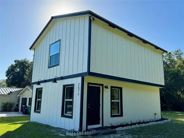 a view of a house with backyard