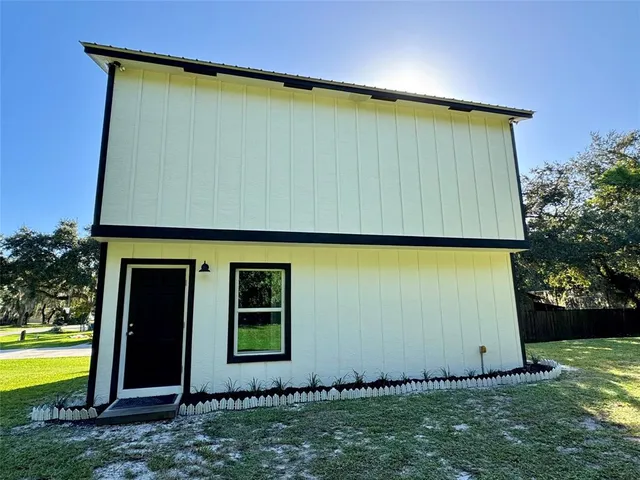 a view of a backyard