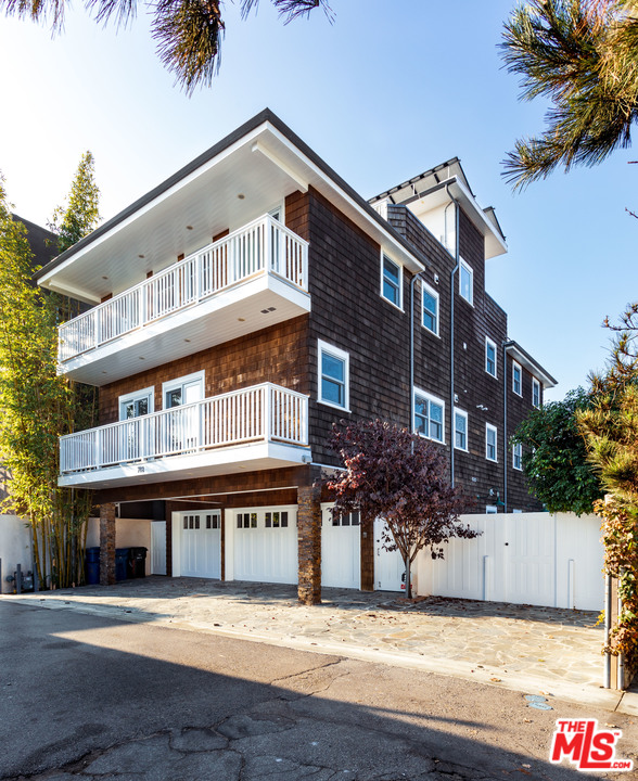 702 Pacific Avenue Venice, CA 90291 - Photo 1 of 38