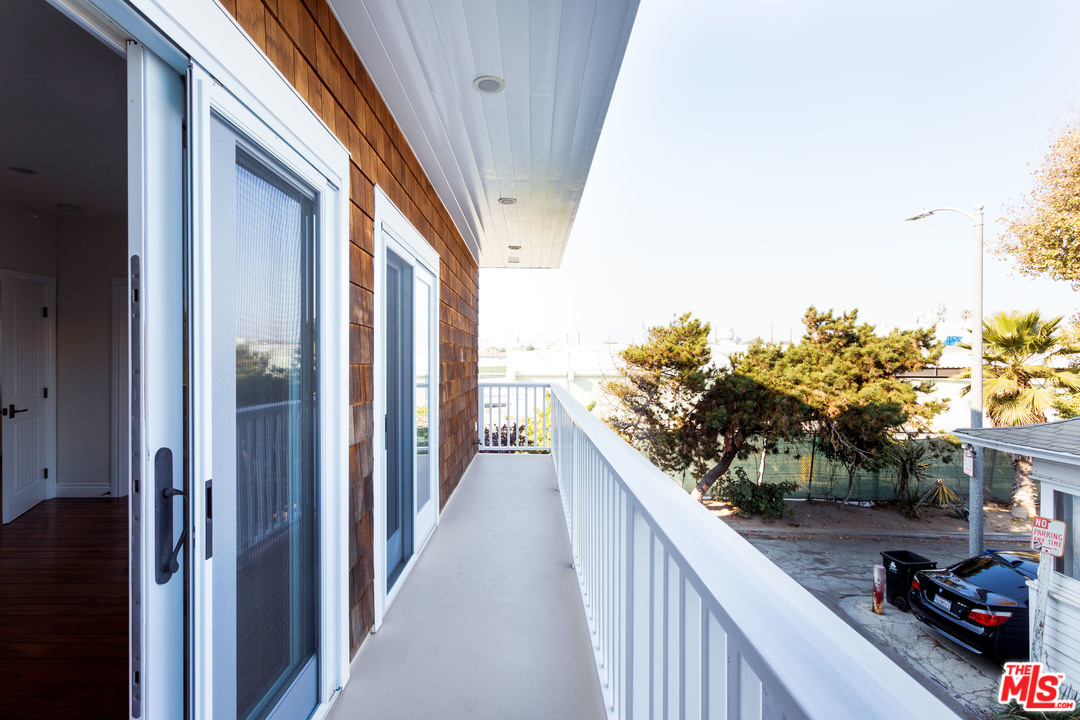 702 Pacific Avenue Venice, CA 90291 - Photo 12 of 38