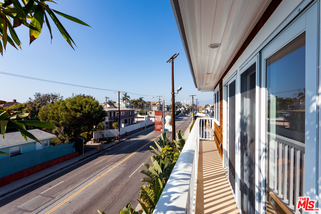 702 Pacific Avenue Venice, CA 90291 - Photo 13 of 38