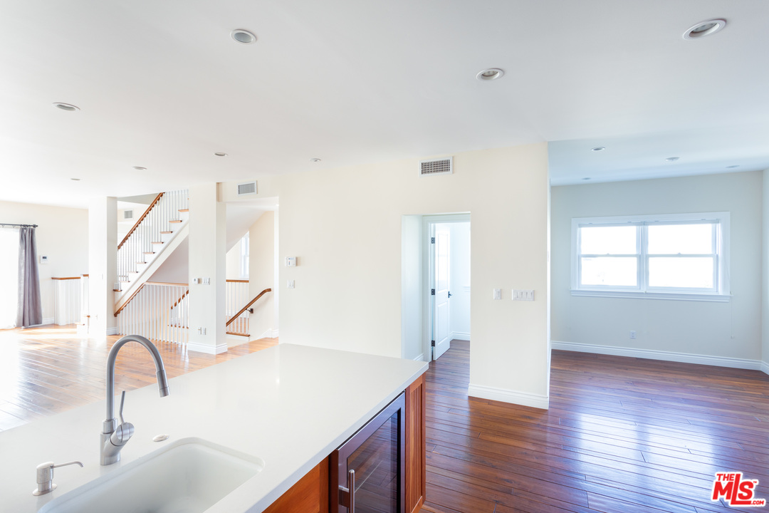 702 Pacific Avenue Venice, CA 90291 - Photo 17 of 38