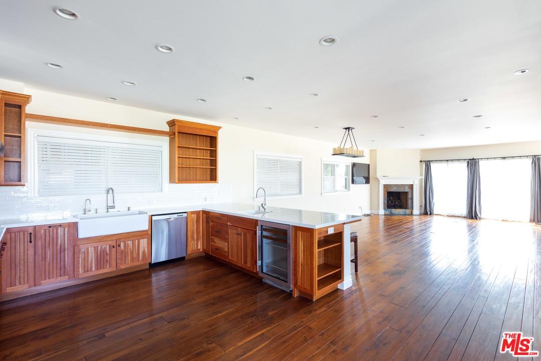 702 Pacific Avenue Venice, CA 90291 - Photo 20 of 38