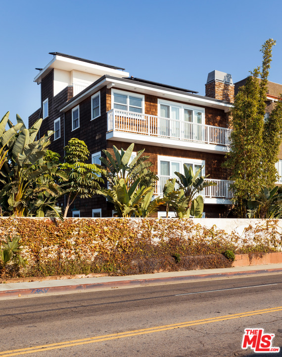 702 Pacific Avenue Venice, CA 90291 - Photo 2 of 38