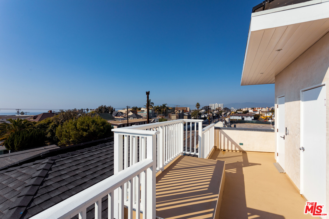 702 Pacific Avenue Venice, CA 90291 - Photo 30 of 38