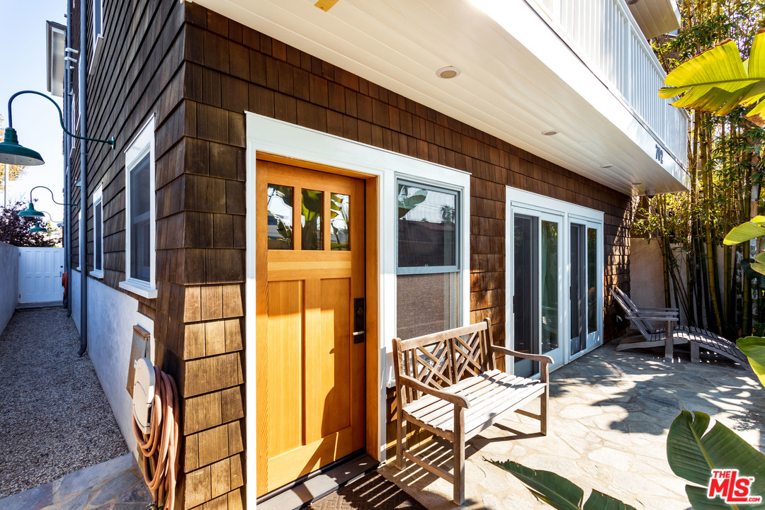 702 Pacific Avenue Venice, CA 90291 - Photo 3 of 38