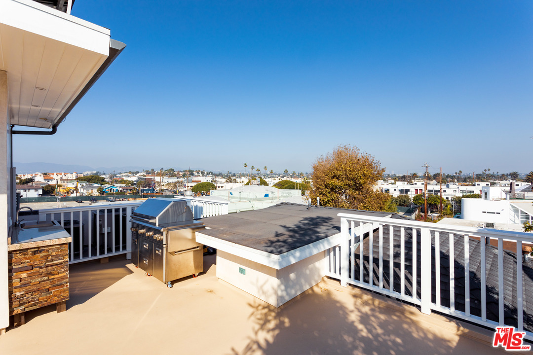 702 Pacific Avenue Venice, CA 90291 - Photo 32 of 38