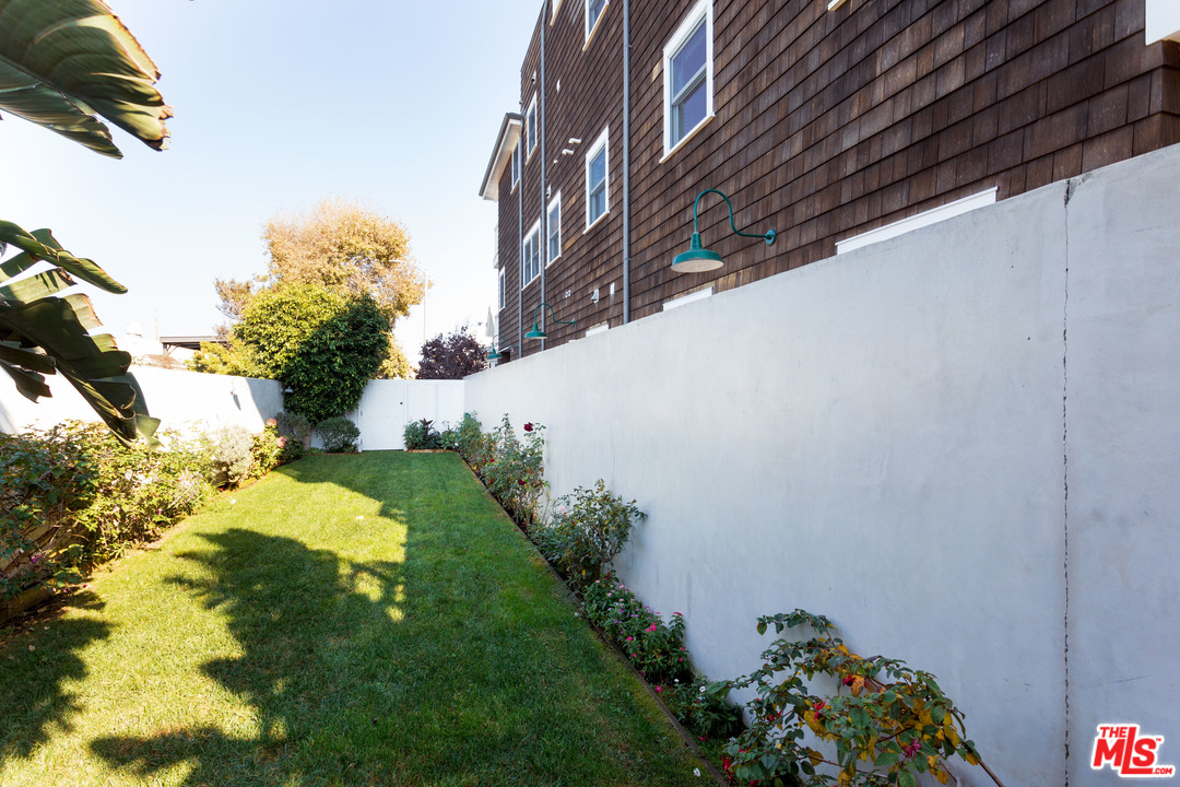 702 Pacific Avenue Venice, CA 90291 - Photo 34 of 38