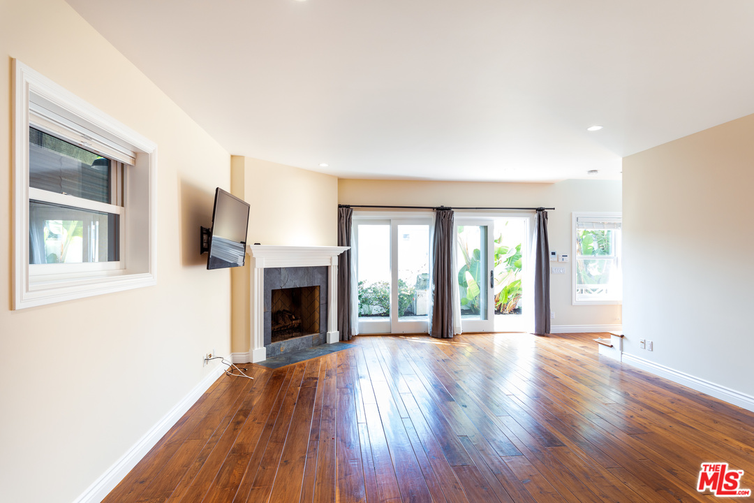 702 Pacific Avenue Venice, CA 90291 - Photo 5 of 38