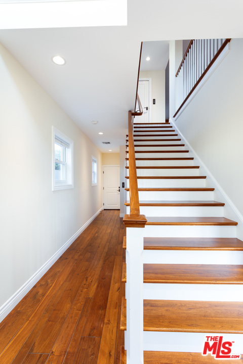 702 Pacific Avenue Venice, CA 90291 - Photo 8 of 38