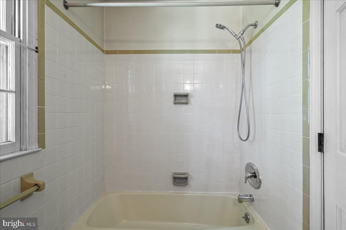 2539 Raven Road Wilmington, DE 19810 - Photo 29 of 39 Full hall bathroom on 2nd floor
