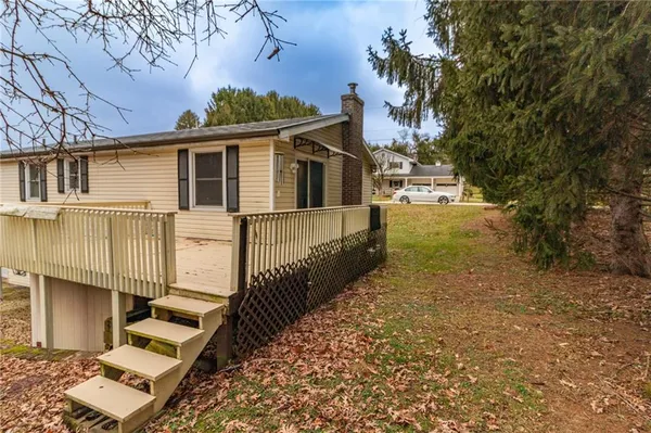 a view of a house with a yard