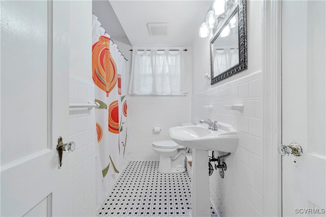 1908 Seddon Road Richmond, VA 23227 - Photo 24 of 34 Full bathroom featuring curtained tub/ shower, a s