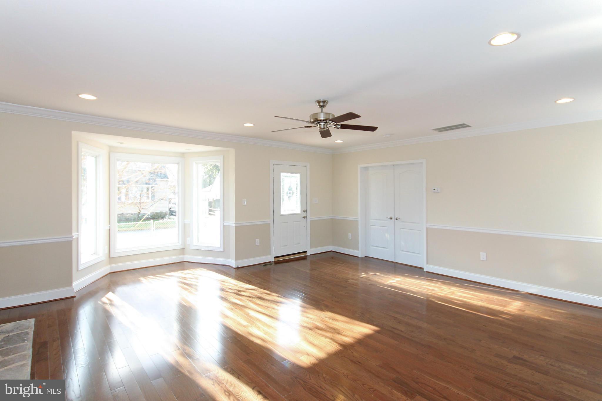 205 Hillcrest Road Pasadena, MD 21122 - Photo 7 of 24 Living Room