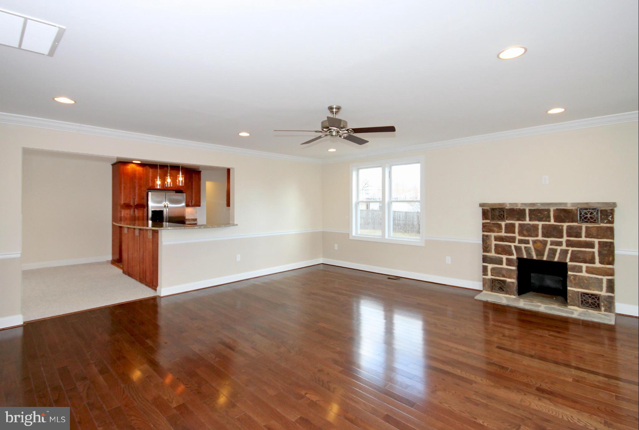 205 Hillcrest Road Pasadena, MD 21122 - Photo 8 of 24 Living Room