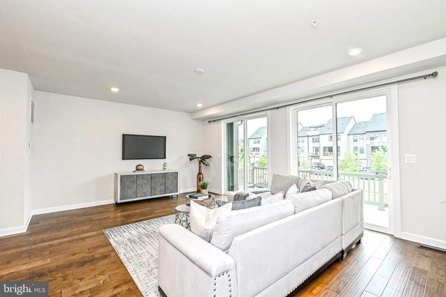 $841,000 | 43361 Stadium Terrace, Ashburn, VA 20148